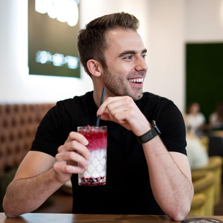 Model mit Getränk beim Gastro-Shooting
