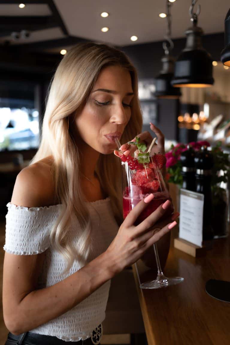 Frau trinkt einen Cocktail im Pfefferkorn Hannover