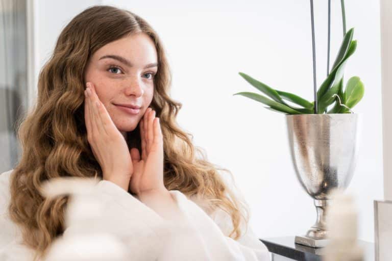 Model beim Beauty-Shooting im hellen Studio