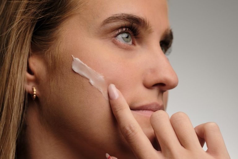 Model mit Pflegecreme beim Kosmetik-Shooting