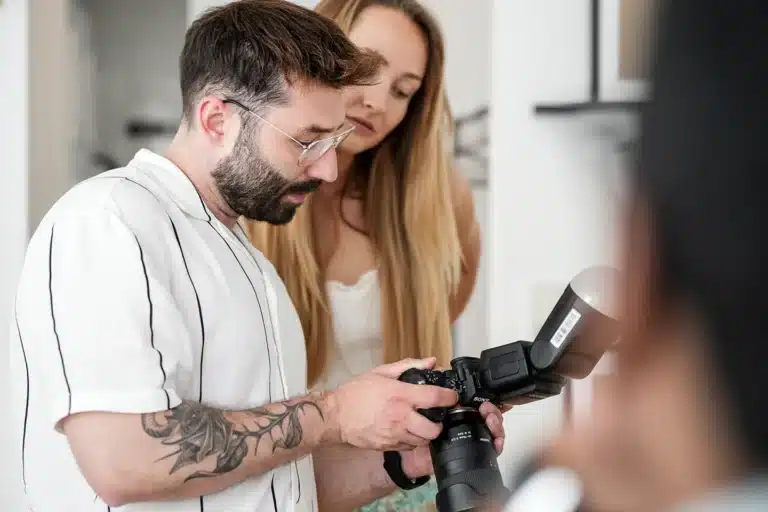 Fotograf und Model sichten Bilder beim Shooting für Noa Cosmetics