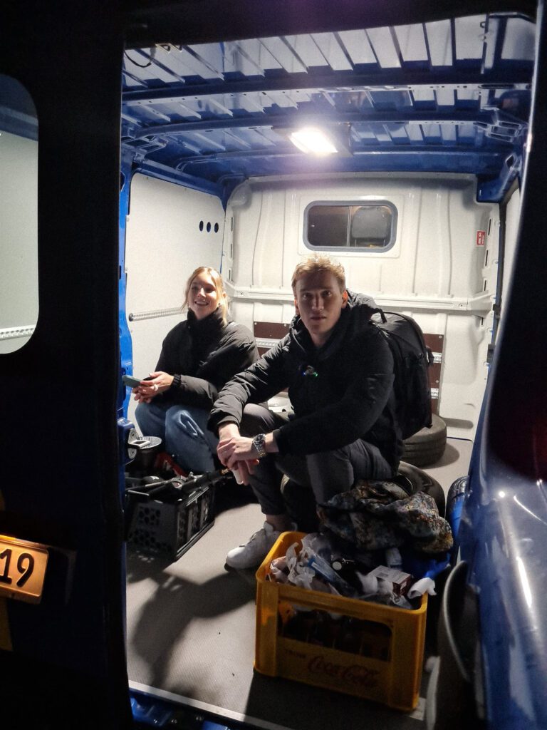 Pause im Transporter während eines Drehs