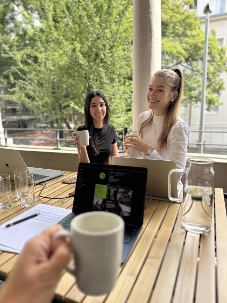 Zwei aus dem Team am Laptop im Vaternam-Büro