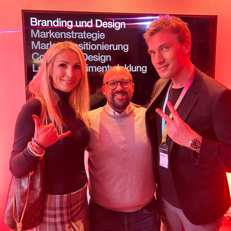 Agnes Reipen, Martin Kleinheinz und André Vaternam beim Jubiläum im Vaternam-Büro