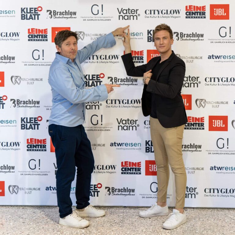 Zwei Männer vor der Fotowand beim CITYGLOW-Event