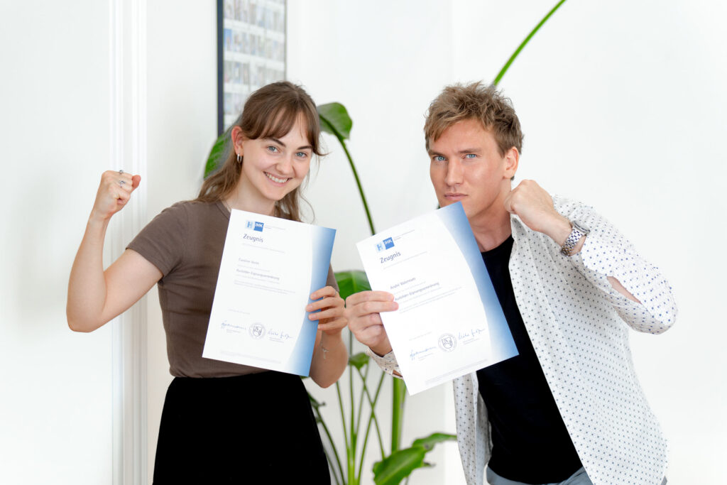 Caroline Vocke und André Vaternam mit den IHK-Urkunden zur Anerkennung als Ausbildungsbetrieb