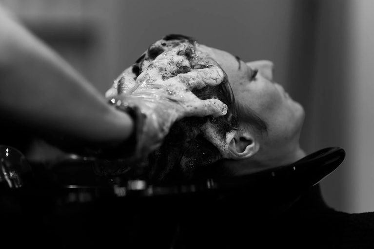 Haarwäsche beim Friseur-Shooting